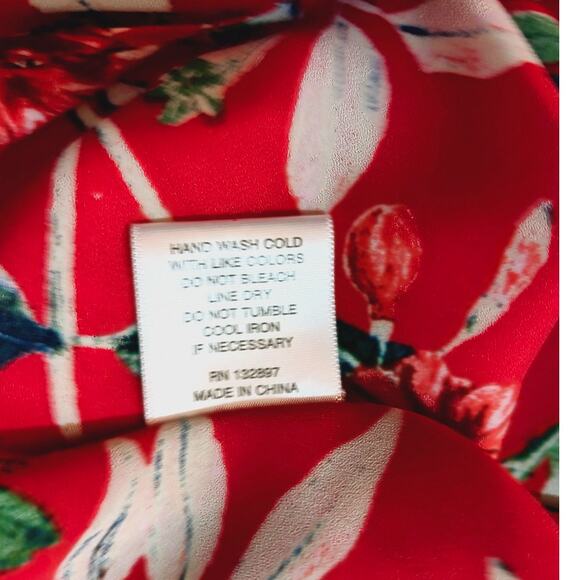 ROSE & OLIVE Romantic Floral Red Top Blouse Medium V-Neck 3/4 Sleeves Career - Picture 6 of 9